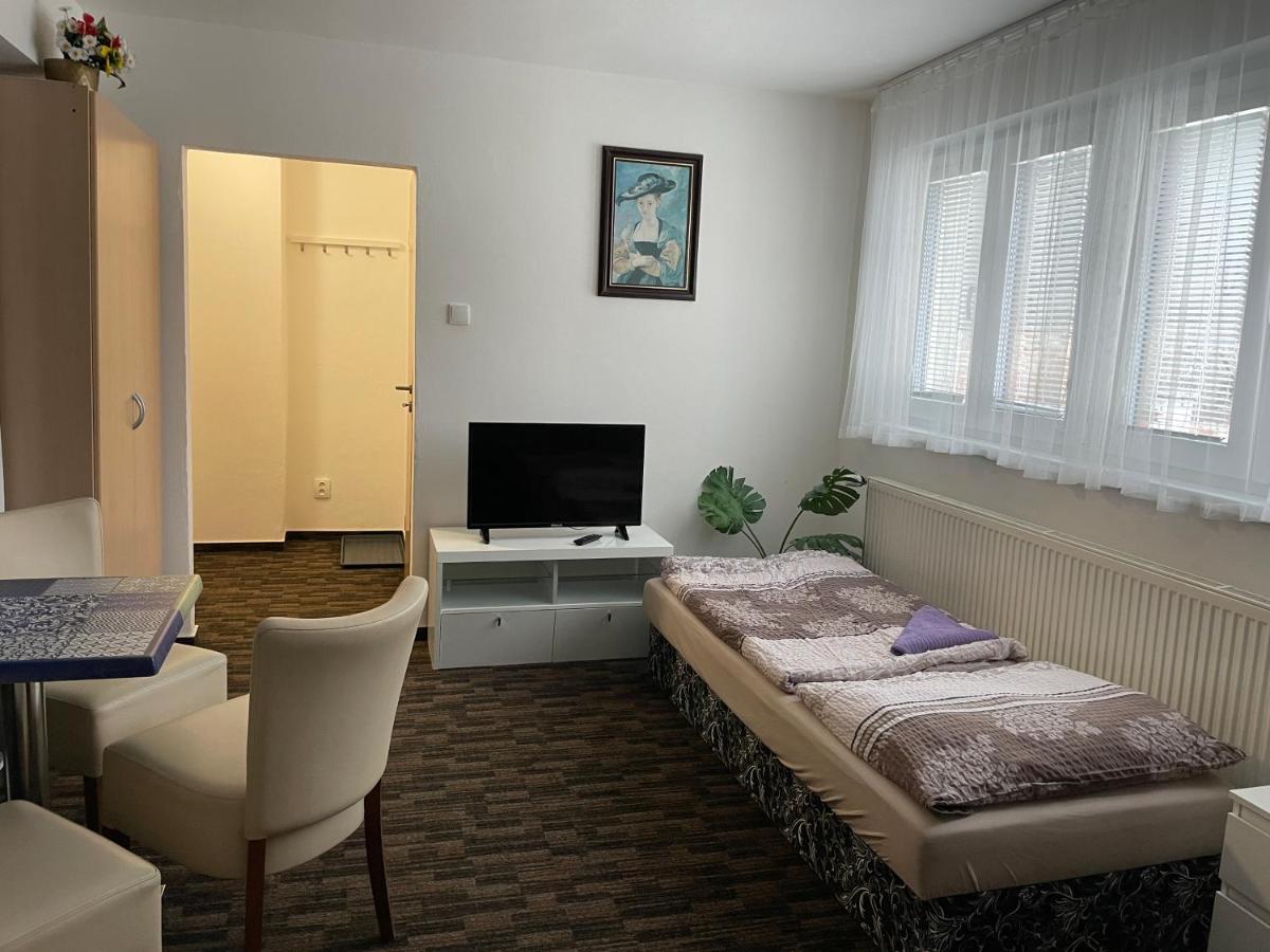 Cetnicka Stanice Hluboka Hluboka nad Vltavou Bagian luar foto